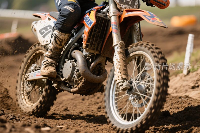 摩托车手越野驰骋瞬间