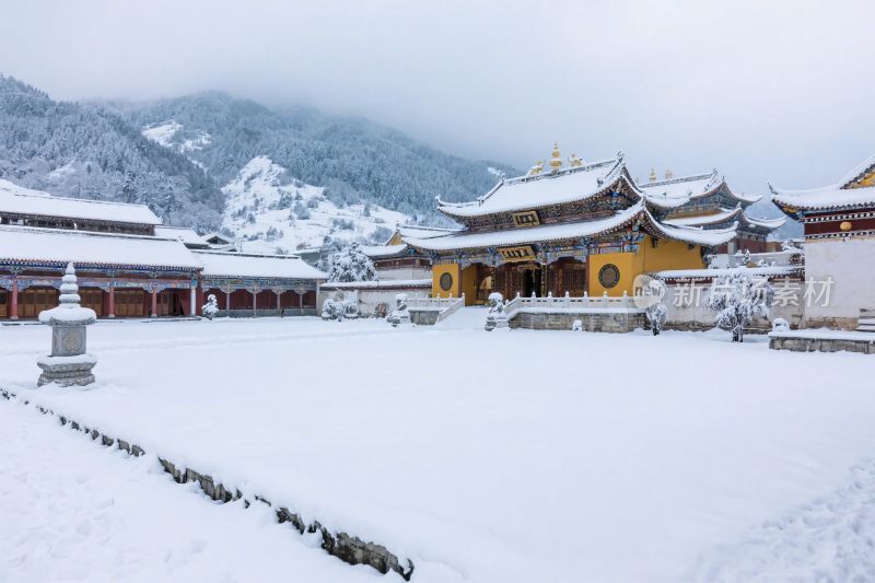 雪山古建雪景图