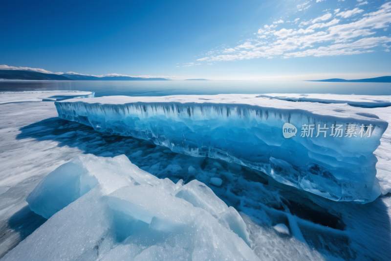 一座大冰山坐落在雪地上高清图片