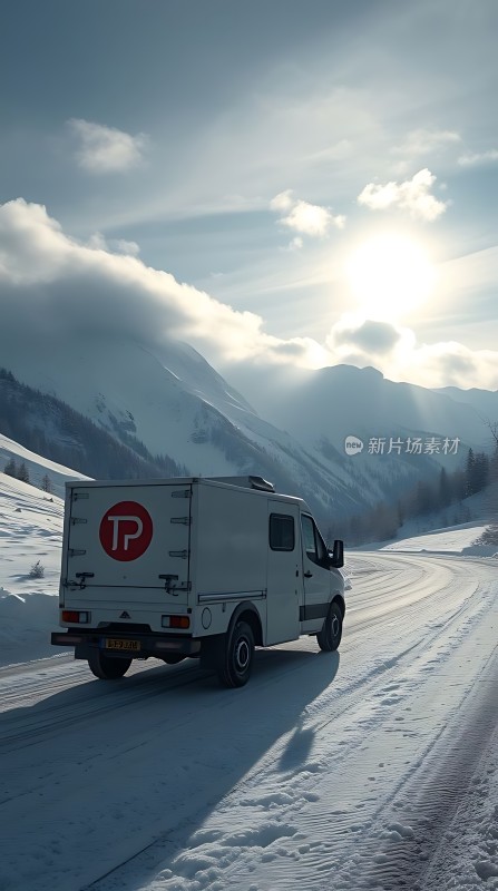 雪地里的白色货车行驶在蜿蜒的山路上