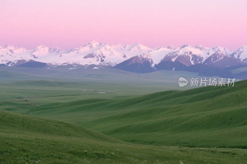 草原雪山美丽自然风光