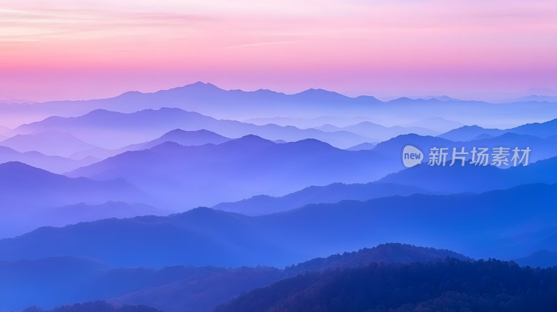 黄昏时分宁静山景带有紫色调