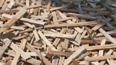 一堆木屑特写画面