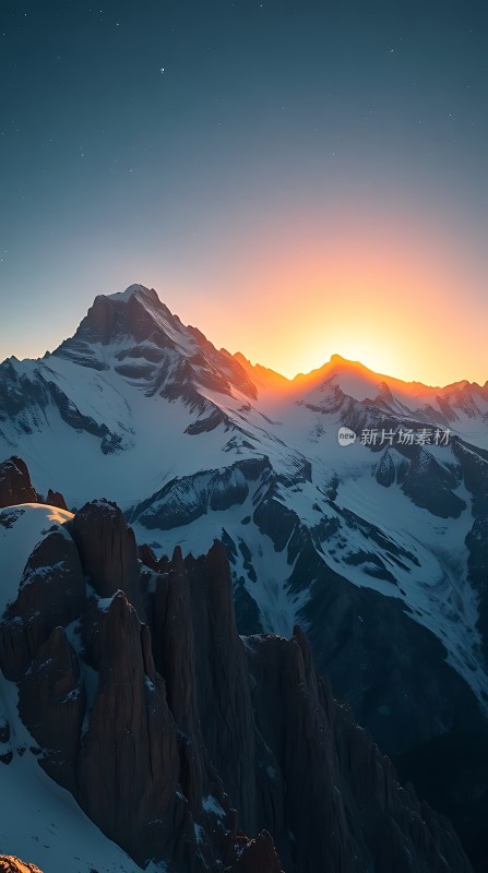 日出雪峰映霞光