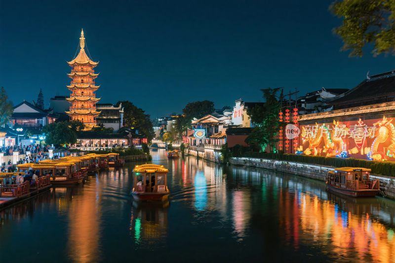 夜晚河畔古建筑风景图