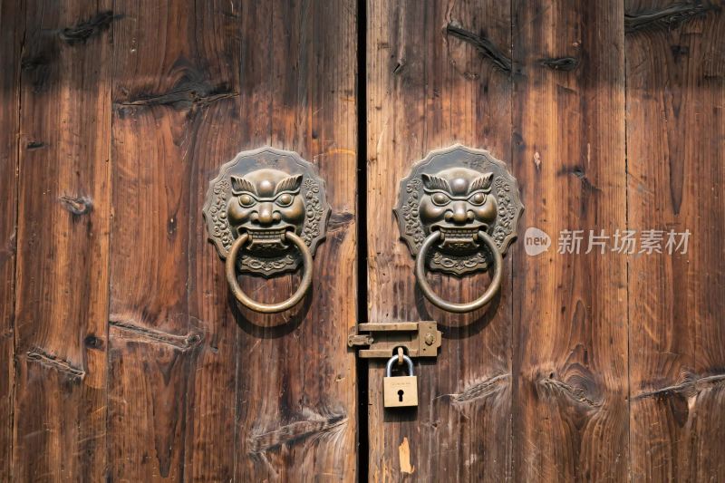 古木门铜门环锁