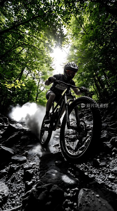骑行者穿越森林小径