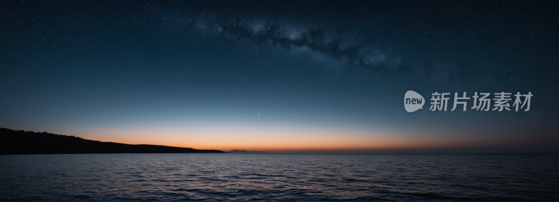 海洋上空有星星和乳白色的夜空风景横幅图片