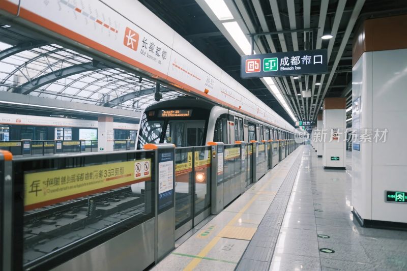 地铁站台与列车