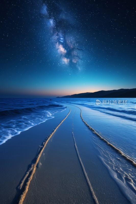 海洋和海滩上的星空夜空沙滩上有足迹风景