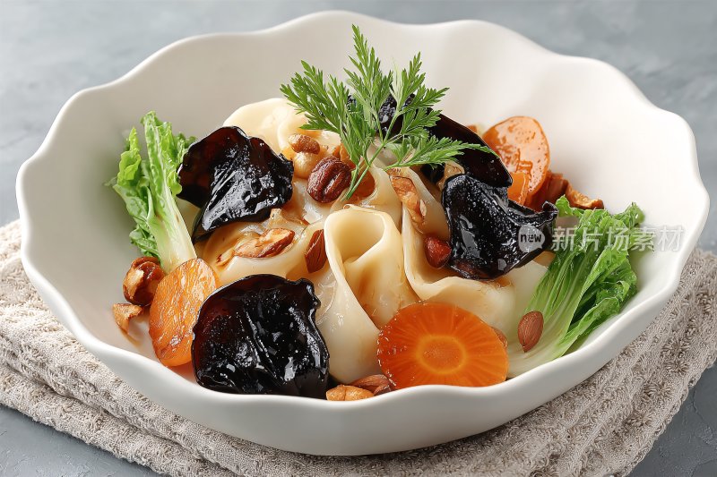 碗装美味蔬菜菌类食物