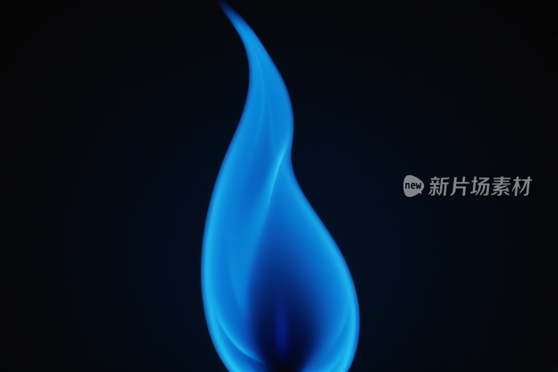 黑色背景上的蓝色火焰高清图片