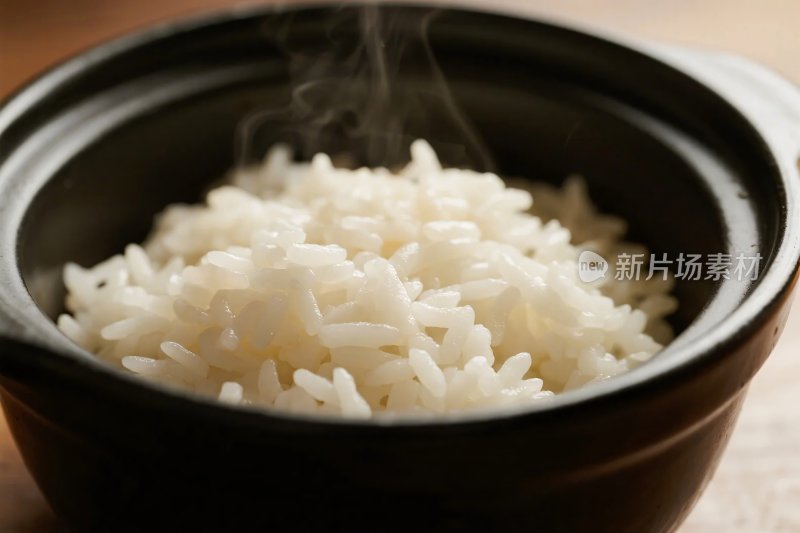 热气腾腾的白米饭碗