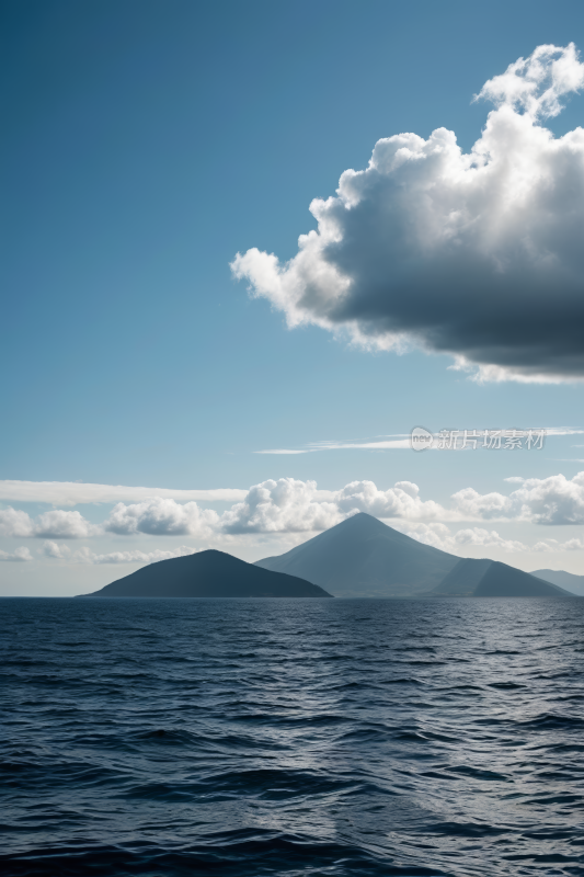 一大片水域一座高山清风景图片