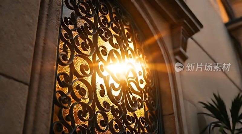 阳光透过铁艺窗洒下温暖光芒