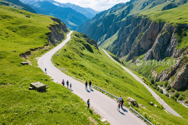 山间蜿蜒公路与徒步者