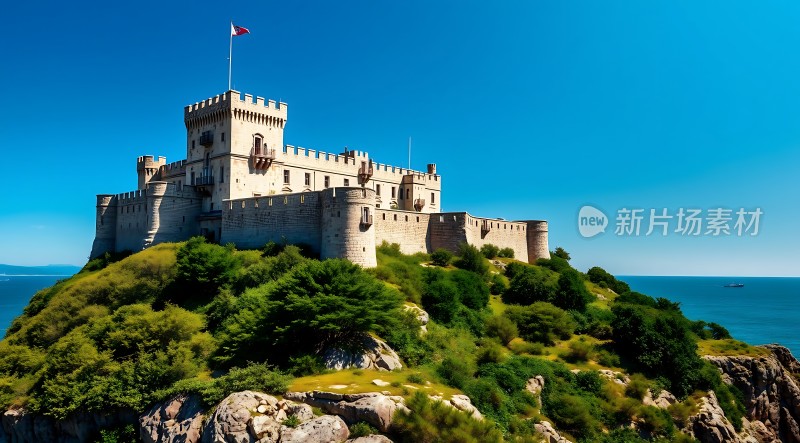 海边的古老城堡绿树环绕蓝天映衬下的壮丽景象