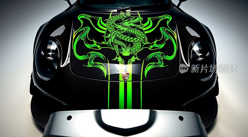 黑色跑车上的绿色龙纹装饰