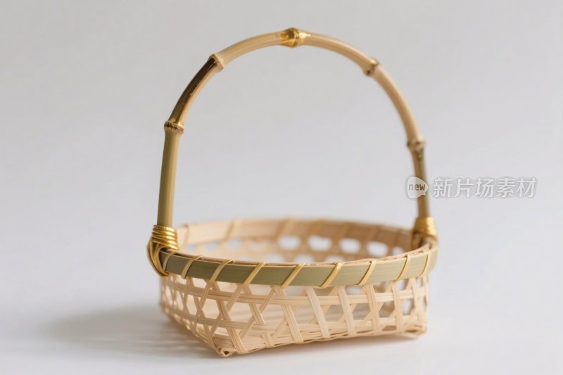 竹编小提篮静物图