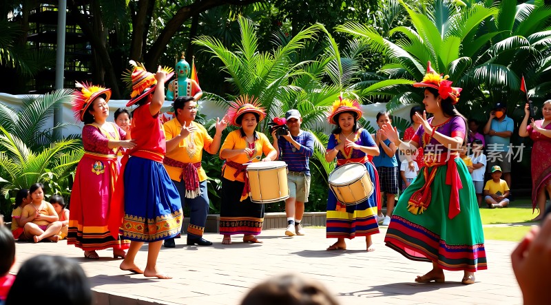 民族舞者精彩表演观众热情围观