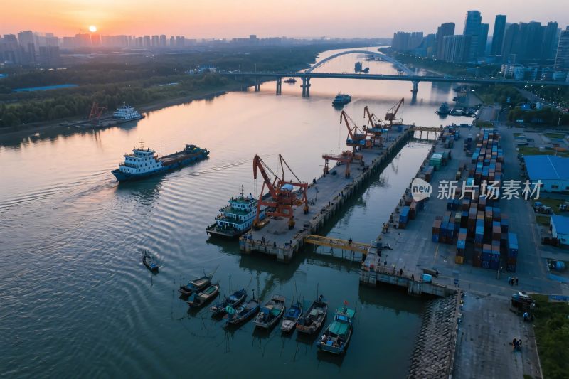 港口黄昏航拍图