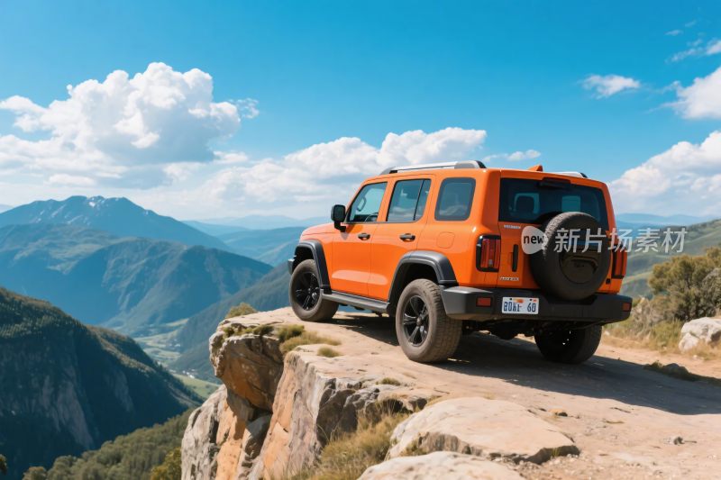 橙色越野车停于山巅悬崖边