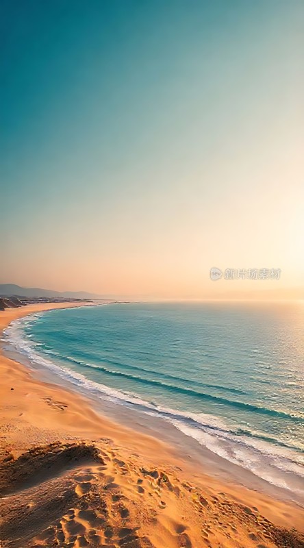 金色沙滩与蔚蓝大海