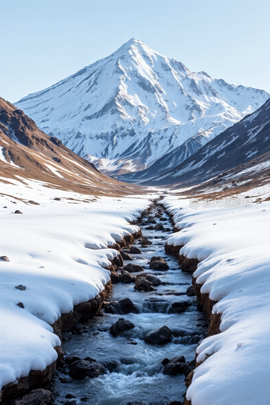 雪山有溪流流过背景图片