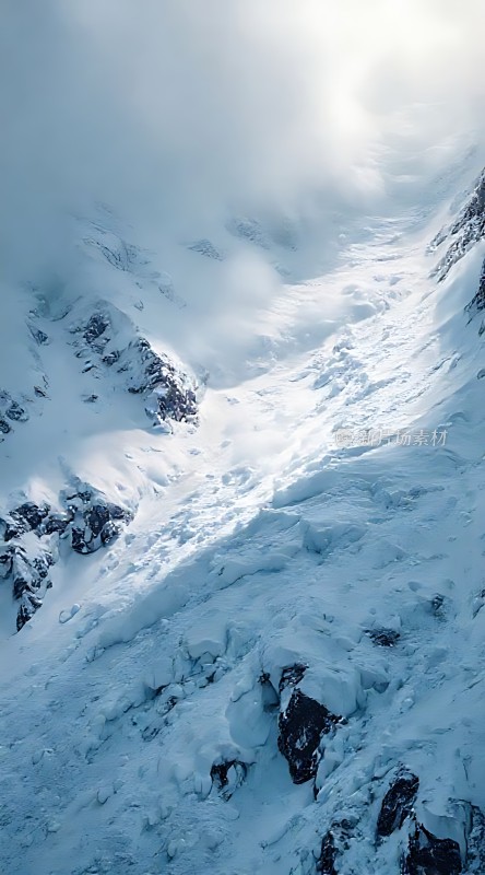 雪域雄风冰封山脊显威严