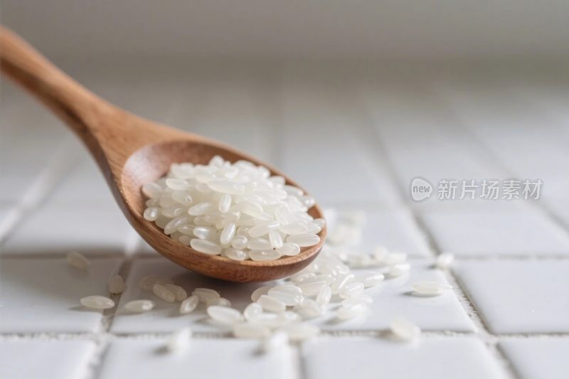 木勺盛装白米特写