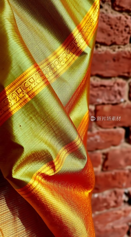 金色丝绸与红砖墙的碰撞之美