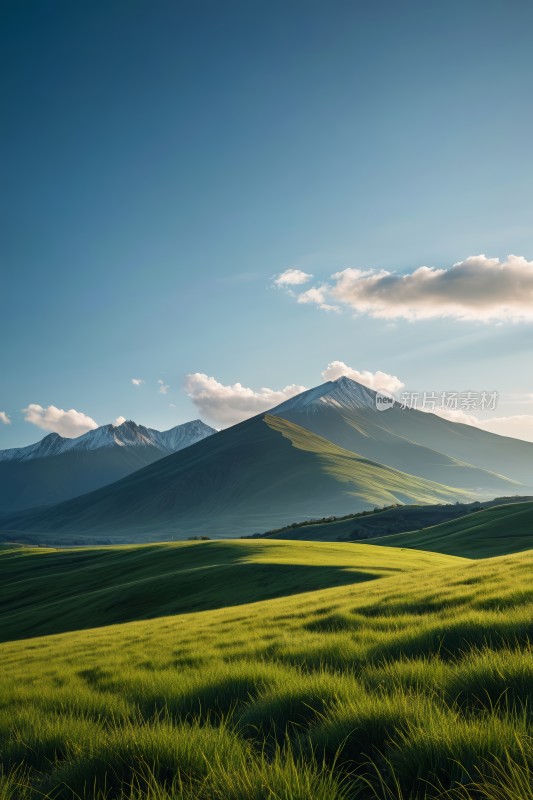 草地远处有山蓝天高清图片