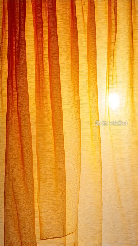 阳光透过黄色窗帘洒落温暖而柔和