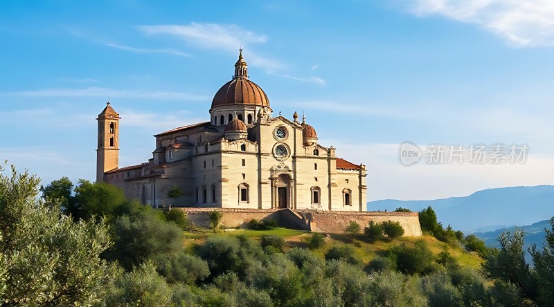 阳光下的宏伟教堂