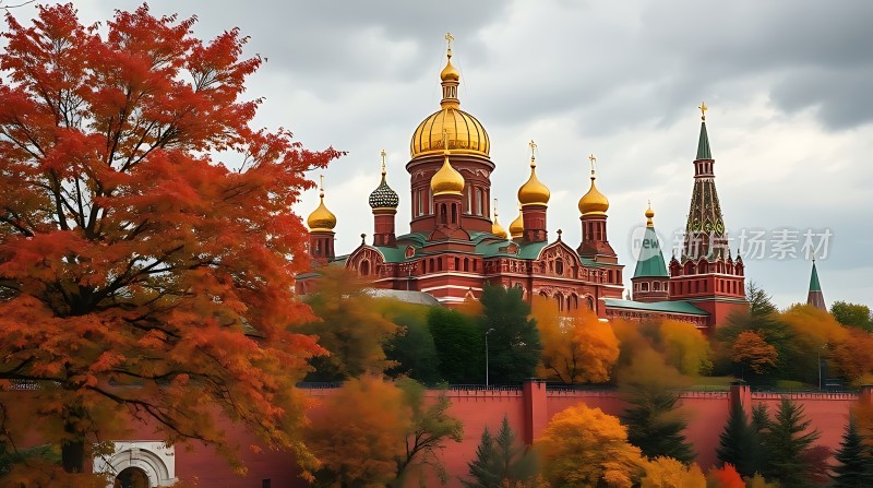 秋日红墙金顶映衬下的壮丽景色