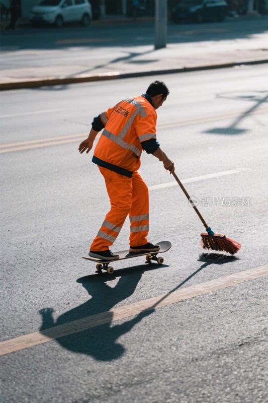 清洁工滑板扫路