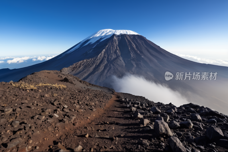 山上一条小径还一座白雪皑皑的山峰高清图片