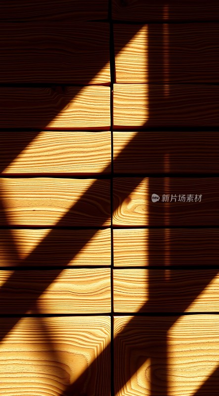 阳光下的木纹之美