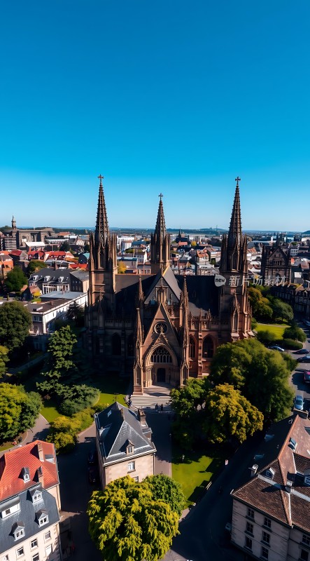 蓝天下的宏伟教堂与绿树环绕的建筑群