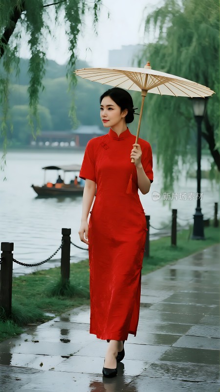红色旗袍撑油纸伞漫步湖边小径