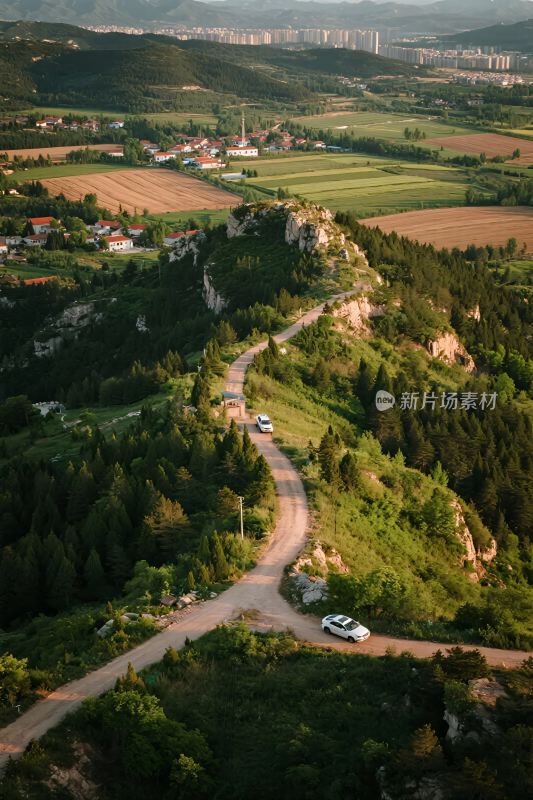 山间蜿蜒公路与车辆风景图