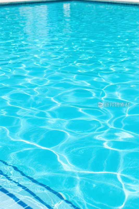 清澈泳池水面