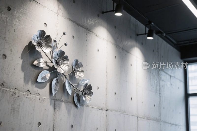 混凝土墙面的金属花卉装饰