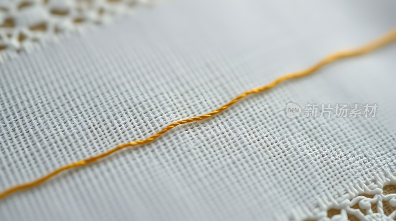 金色线绣白色布料细节精致引人注目