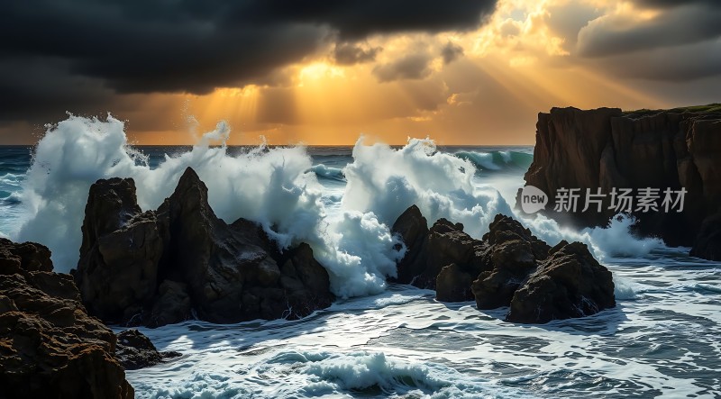 阳光下的海浪与岩石