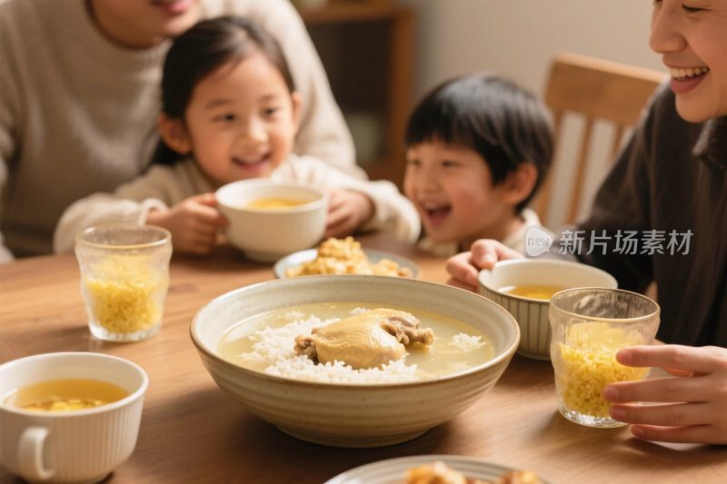 家庭用餐温馨场景