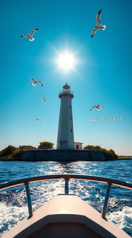 阳光下的灯塔与飞翔的海鸥