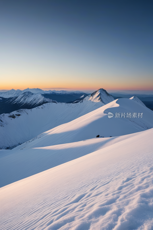 一座被雪覆盖的高山清风景摄影图片