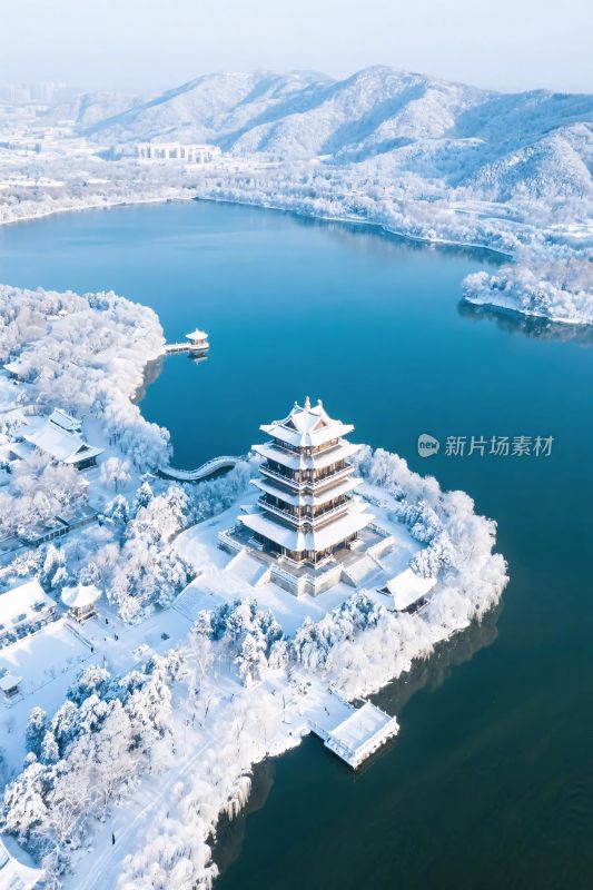 雪山古塔湖景航拍图