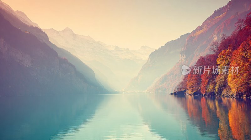 秋日山间湖泊美景